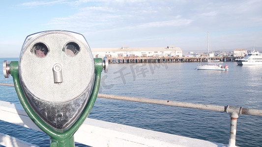 蒙特利码头，老渔人码头，加利福尼亚海岸双筒望远镜塔观察者。