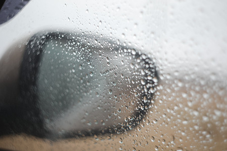 雨天雨滴落在车镜和车窗上