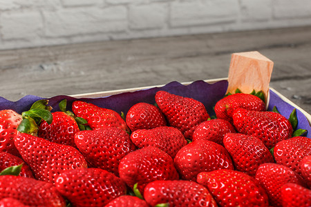 一盒草莓摄影照片_特写照片-超市的一盒草莓。