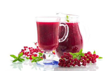 鲜榨的浓稠天然果汁，带有来自成熟红色荚莲属植物的果肉，装在醒酒器中