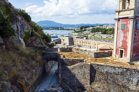 科孚岛老堡垒中废弃的钟楼，享有希腊科孚镇的全景。