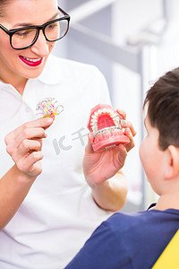 女正牙医生解释男孩牙套