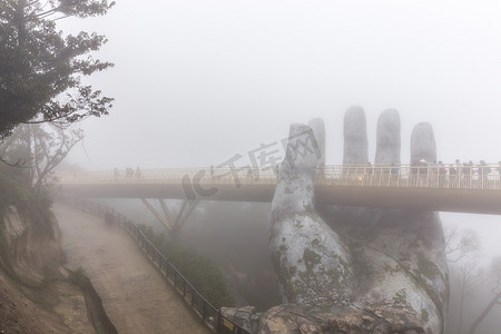 越南岘港 — 2019年1月4日：雨天岘港巴拿山金桥雾景