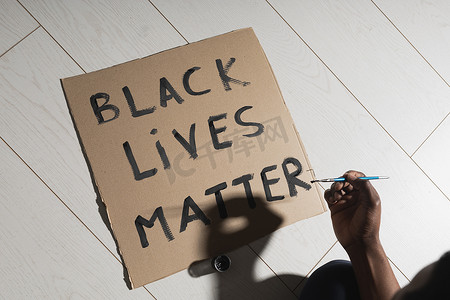 黑人生命很重要，反对种族主义，并在纸板上写下标志和文字 — 抗议概念和 blm 激进主义