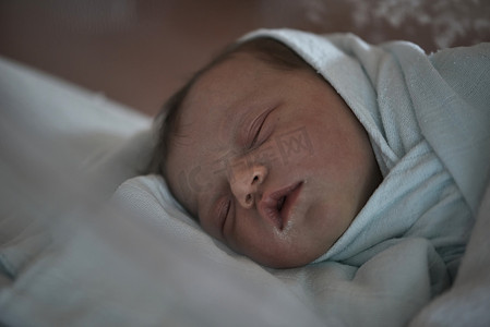 刚出生的婴儿在医院的床上睡觉