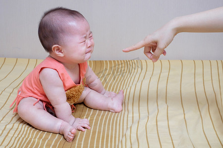 亚洲婴儿在母亲责骂时哭泣