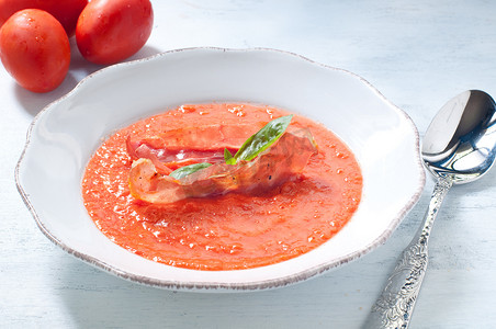 冷番茄汤配脆皮火腿