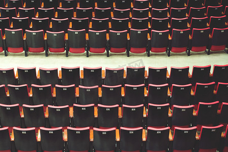 空荡荡的舒适红黑座位，电影院/剧院的空座位上有数字。