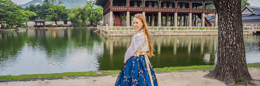 身着韩服的年轻白人女游客去韩国旅游的概念。