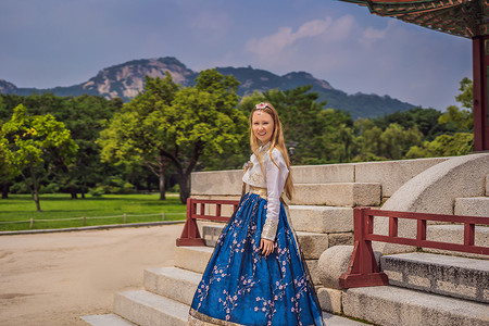 身着韩服的年轻白人女游客在景福宫。