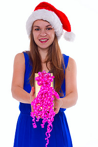 戴着圣诞帽、拿着礼物的年轻快乐女孩