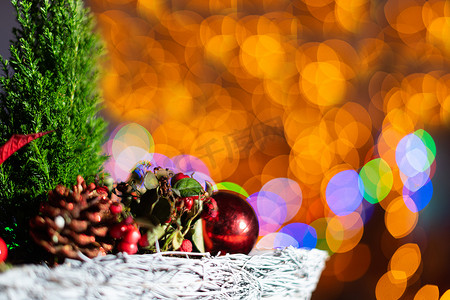 圣诞节期间圣诞芦苇的特写视图以及背景中圣诞树灯闪烁的散景