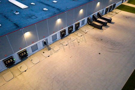 舰队摄影照片_货物仓库的夜间鸟瞰图。