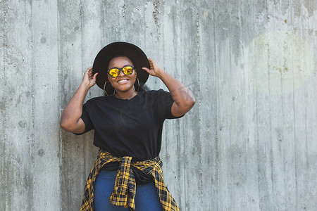 特写肖像时尚年轻的非洲裔美国女孩，一头卷发，戴着时尚太阳镜，在城市里有复制空间和广告场所 — Instagram 风格的夏季时髦照片
