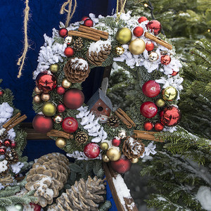 房子墙上挂着装饰的冷杉树枝圣诞花环