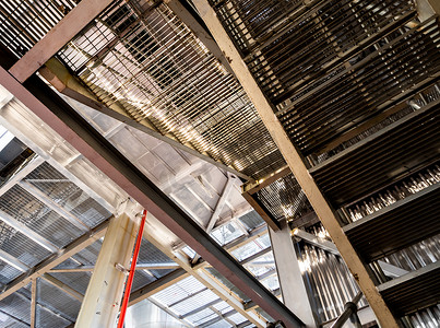 钢架楼梯摄影照片_磨坊的金属格栅楼梯和走道