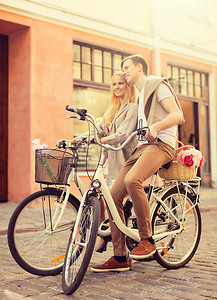 城市里骑自行车的情侣