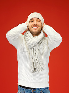 穿着温暖毛衣、帽子和围巾的英俊男人