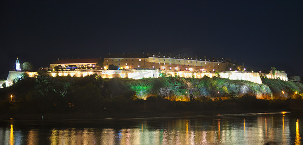诺维萨德彼得罗瓦拉丁堡垒夜景