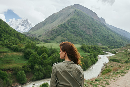 自由女性摄影照片_女游客山旅游风景自然度假