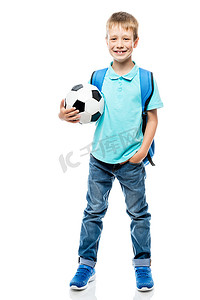 背着背包的男学生拿着一个完全隔离的足球