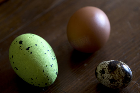 母鸡和鹌鹑蛋与复活节彩蛋