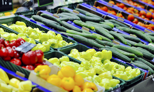 超级市场的​​新鲜水果和蔬菜