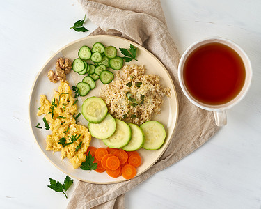 均衡的无麸质食品、炒西葫芦糙米、短跑 fodmap 饮食