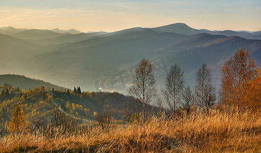 山谷里有淡淡的薄雾和秋色的山口