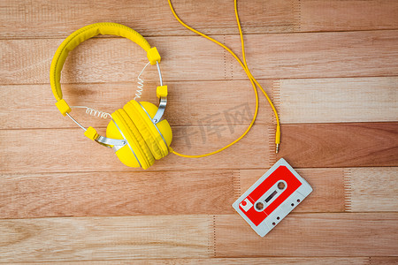 旧磁带和耳机的特写视图