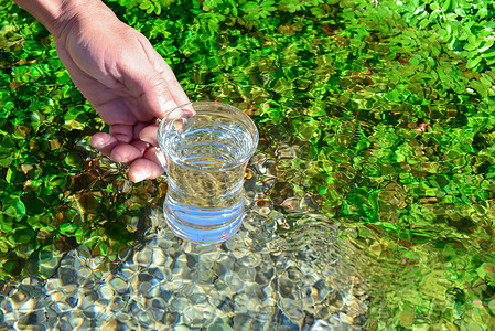 健康水源摄影照片_来自水源的饮用水