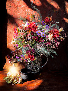 蒙杯子摄影照片_浪漫的花束，有大丽花、菊花、多年生翠菊、montbrecia