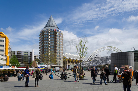 荷兰鹿特丹 — 2015年5月9日：鹿特丹铅笔塔、立方体房屋和布拉克站周围的人们