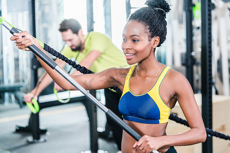 女性和男性进行功能训练以获得更好的健身效果