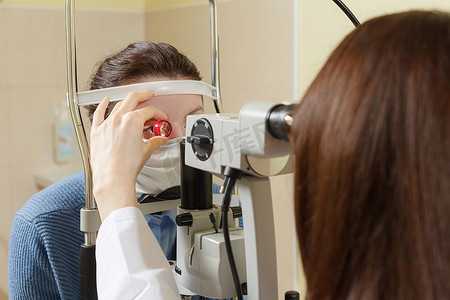一名女性患者在眼科医生诊所检查视力的特写肖像