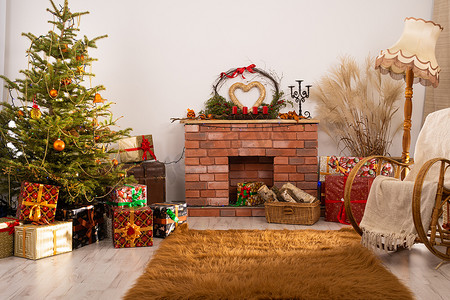 心形树摄影照片_一间带壁炉的房间，为圣诞节而装饰。