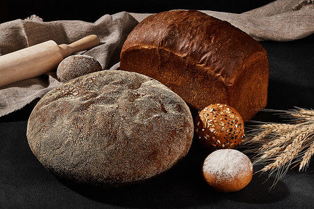 各种烤面包和小圆面包，撒上芝麻和葵花籽，撒上面粉。