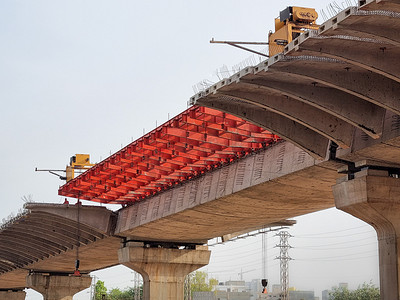 正在建设的桥梁，为地铁铁轨、高速公路放置红色支撑，以帮助解决印度德里的交通问题