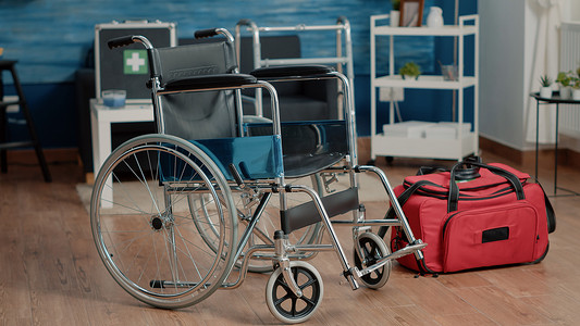 带轮椅和医疗设备的空疗养院房间