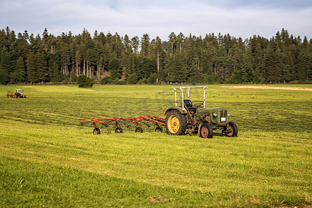 农业机械，拖拉机在蓝天的田野里收草。