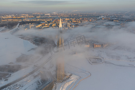 俄罗斯，圣彼得堡，2022年1月8日：拉赫塔中心摩天大楼在日落时分的冬日寒冷的夜晚，俄罗斯天然气工业股份公司未来的主楼，粉红色的建筑