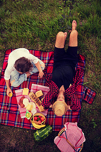 时间的朋友摄影照片_情侣享受野餐时间的顶视图