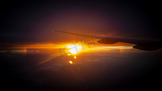洲际飞机机翼窗外的日出