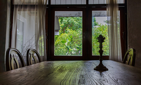 餐厅木制餐桌和椅子上的复古烛台。