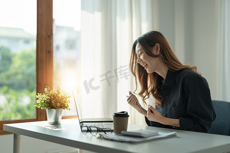 快乐兴奋的成功女商人在办公室取得胜利，商人肖像员工自由职业在线营销电子商务电话营销概念