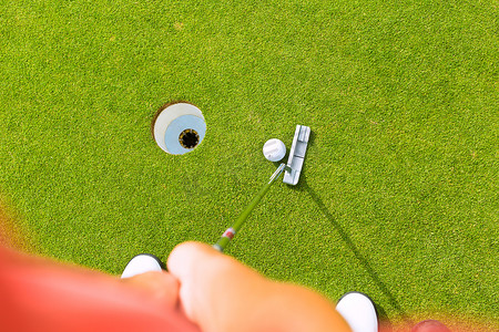 高尔夫球手将球放入洞中