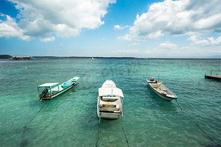 小船绿色摄影照片_印度尼西亚巴厘岛努沙佩尼达海滩上的小船