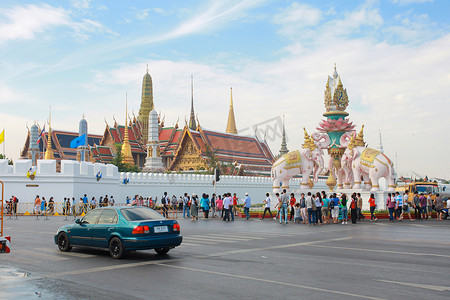 曼谷，泰国 — — 12 月 30 日：2013 年 12 月 30 日，人们在 Wat Phra Kaew（玉佛寺）的街道和背景上参观泰国。这里是目的地和最受欢迎的地标旅行者