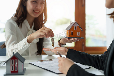 房地产经纪人在办公室签订合同协议、房地产概念、搬家或租赁房产后，将房屋钥匙交给客户