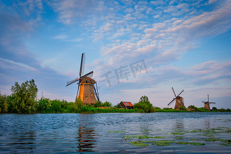 金风车摄影照片_荷兰小孩堤防的风车。